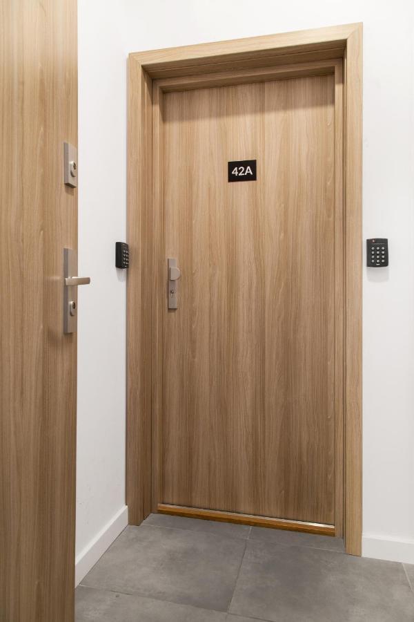 Househost Apartament: Ul. Miodowa 42/42A Krakow Bagian luar foto
